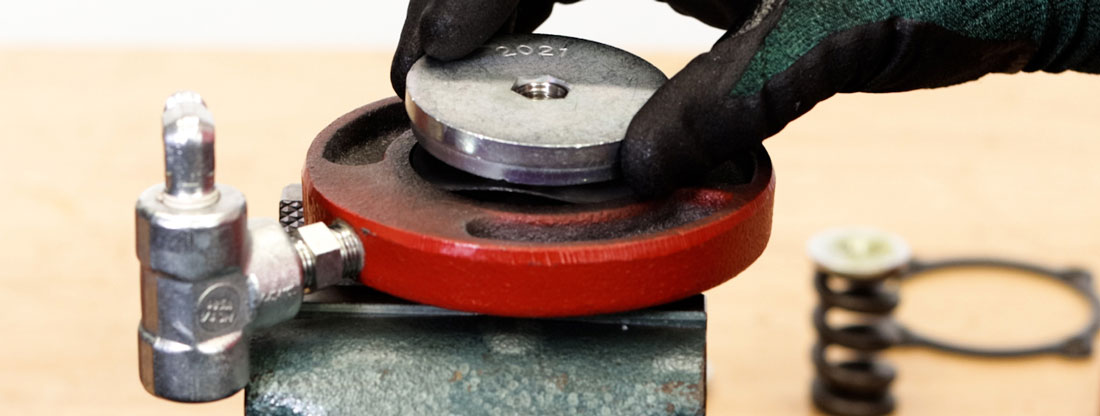 lado del número de parte del espaciador hacia arriba