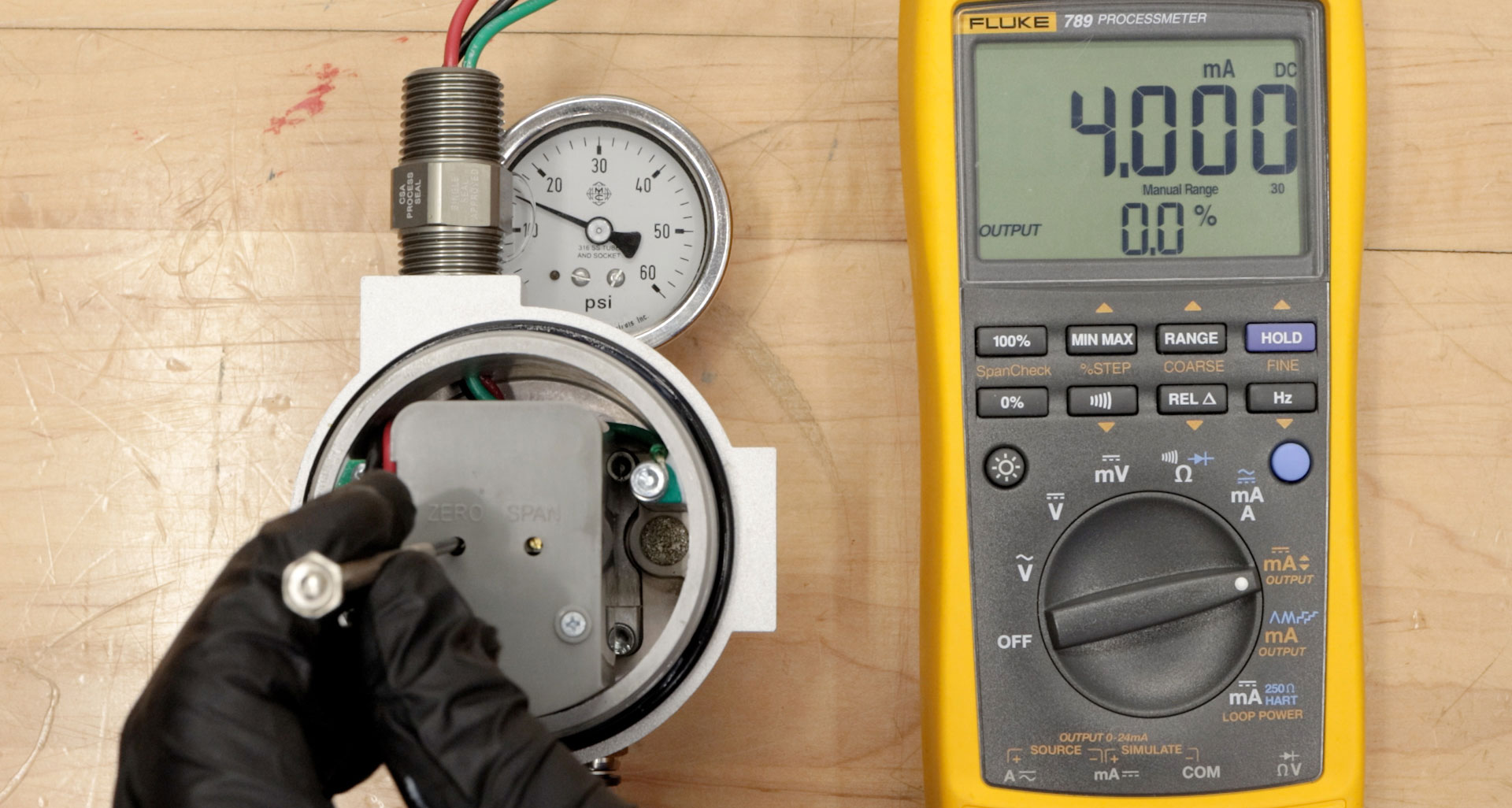 photo of multimeter and I/P transducer setting the minimum input signal of 4mA