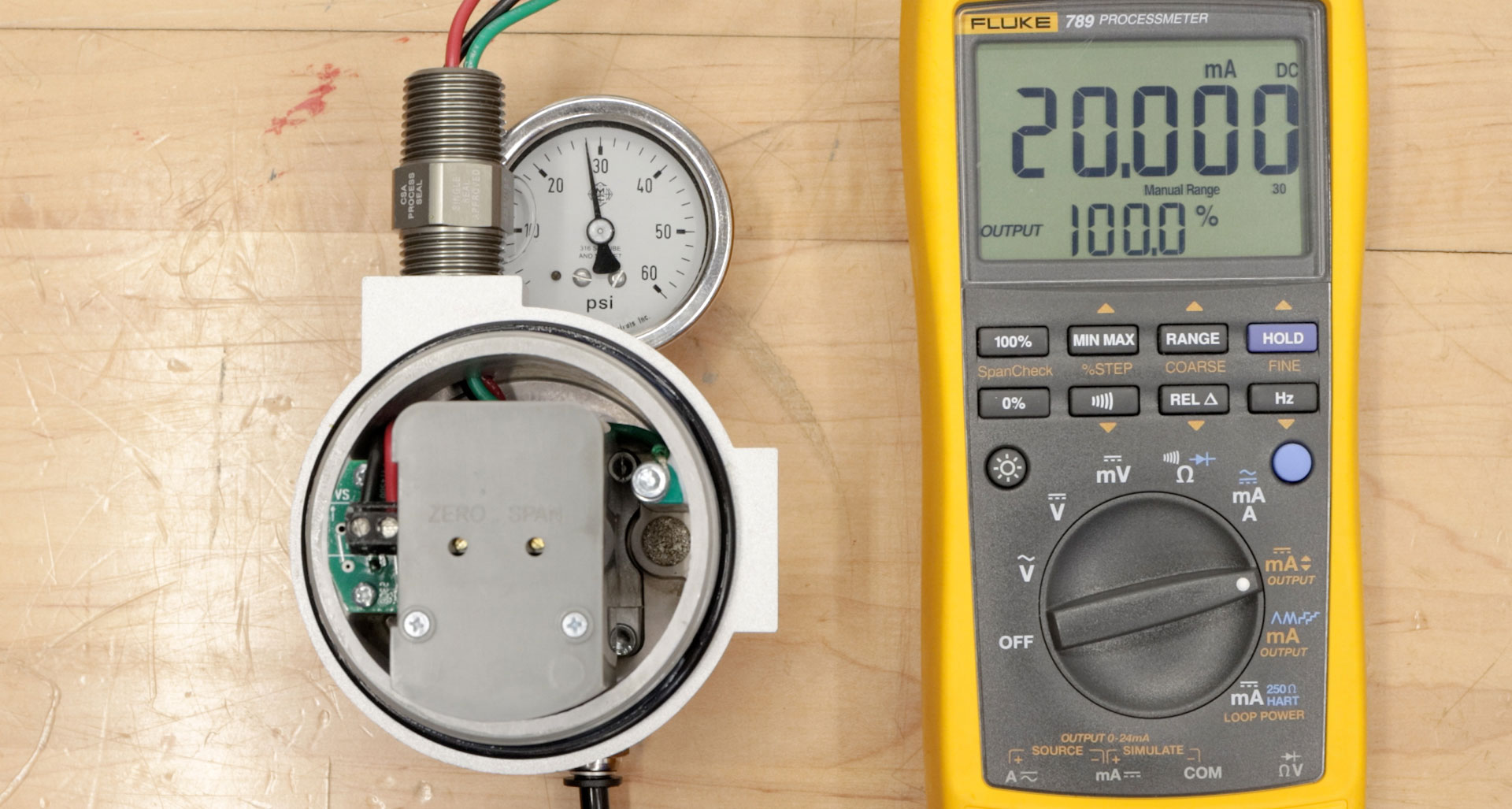 multimeter and I/P transducer setting the maximum input signal of 20mA